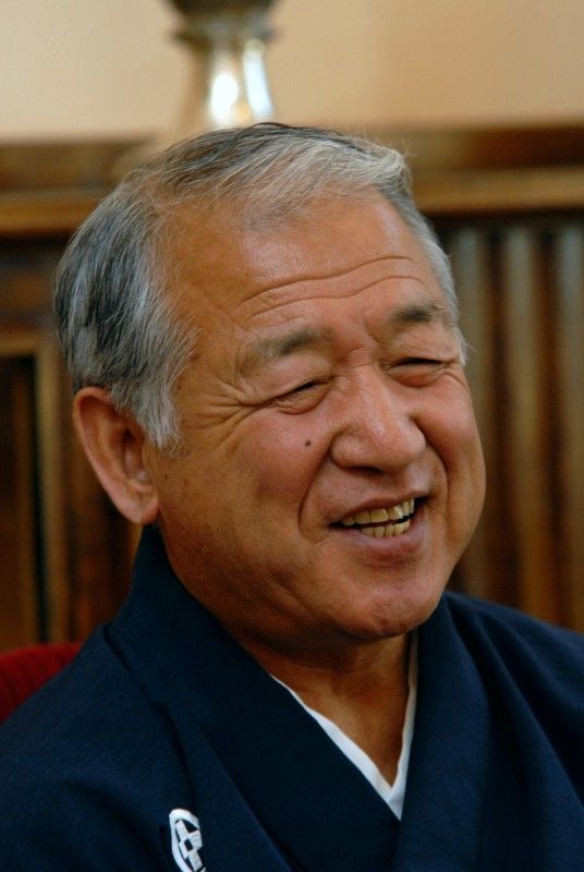 Kopie samurajské výstroje ze 16. století nejvíce zaujala při návštěvě radnice (25.5.2011) japonského učitele bojových umění Kinji Nakagawu. Do Plzně přijel na pozvání plzeňského klubu karate Nagai – Michi. Před prohlídkou vzácného exponátu, kterým Plzeň obdarovalo japonské partnerské město Takasaki, se Kinji Nakagawu sešel s městským radním Robertem Houdkem.

Mistr Kinji Nakagawa, odborník na japonské meče žije v Kumamotu na jihu Japonska a mottem jeho školy je „nuku soku za“, což znamená tasení a rychlý sek. V posledních letech pořádá semináře svého stylu v rámci Evropy, obzvláště v Británii a Francii. Do České republiky jezdí již několik let.