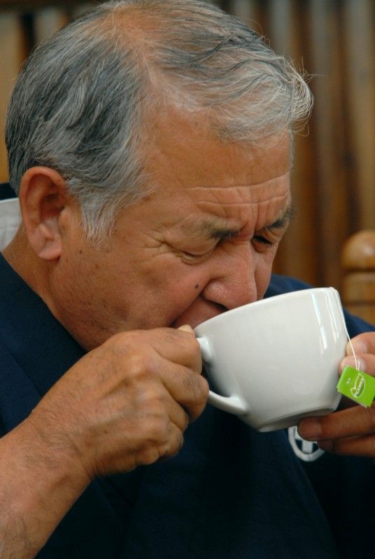 Kopie samurajské výstroje ze 16. století nejvíce zaujala při návštěvě radnice (25.5.2011) japonského učitele bojových umění Kinji Nakagawu. Do Plzně přijel na pozvání plzeňského klubu karate Nagai – Michi. Před prohlídkou vzácného exponátu, kterým Plzeň obdarovalo japonské partnerské město Takasaki, se Kinji Nakagawu sešel s městským radním Robertem Houdkem.

Mistr Kinji Nakagawa, odborník na japonské meče žije v Kumamotu na jihu Japonska a mottem jeho školy je „nuku soku za“, což znamená tasení a rychlý sek. V posledních letech pořádá semináře svého stylu v rámci Evropy, obzvláště v Británii a Francii. Do České republiky jezdí již několik let.