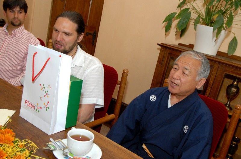 Kopie samurajské výstroje ze 16. století nejvíce zaujala při návštěvě radnice (25.5.2011) japonského učitele bojových umění Kinji Nakagawu. Do Plzně přijel na pozvání plzeňského klubu karate Nagai – Michi. Před prohlídkou vzácného exponátu, kterým Plzeň obdarovalo japonské partnerské město Takasaki, se Kinji Nakagawu sešel s městským radním Robertem Houdkem.

Mistr Kinji Nakagawa, odborník na japonské meče žije v Kumamotu na jihu Japonska a mottem jeho školy je „nuku soku za“, což znamená tasení a rychlý sek. V posledních letech pořádá semináře svého stylu v rámci Evropy, obzvláště v Británii a Francii. Do České republiky jezdí již několik let.