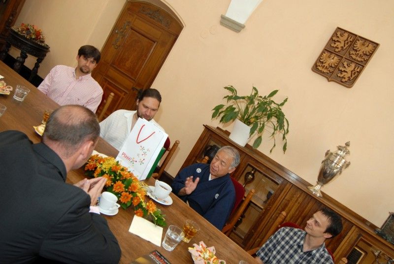 Kopie samurajské výstroje ze 16. století nejvíce zaujala při návštěvě radnice (25.5.2011) japonského učitele bojových umění Kinji Nakagawu. Do Plzně přijel na pozvání plzeňského klubu karate Nagai – Michi. Před prohlídkou vzácného exponátu, kterým Plzeň obdarovalo japonské partnerské město Takasaki, se Kinji Nakagawu sešel s městským radním Robertem Houdkem.

Mistr Kinji Nakagawa, odborník na japonské meče žije v Kumamotu na jihu Japonska a mottem jeho školy je „nuku soku za“, což znamená tasení a rychlý sek. V posledních letech pořádá semináře svého stylu v rámci Evropy, obzvláště v Británii a Francii. Do České republiky jezdí již několik let.