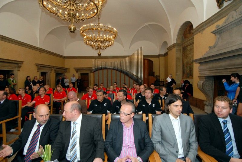 „Doufám, že jsme jako parta neskončili, že příští sezona bude taky tak úspěšná, aby lidi mohli chodit na nový stadion a bavit se, myslím tím radostí nad našimi výsledky,“ uvedl při slavnostním setkání se členy rady města kapitán týmu Pavel Horváth.

Setkání se uskutečnilo v obřadní síni plzeňské radnice v pátek 27. května. Primátor Martin Baxa při něm poděkoval společně s ostatními členy rady fotbalovému a realizačnímu týmu za úspěšnou reprezentaci a získání titulu Mistr ČR 2010/2011 v nejvyšší domácí fotbalové lize.

Fotbalisté obdrželi pamětní list a dar, podepsali se také do knihy významných událostí města.