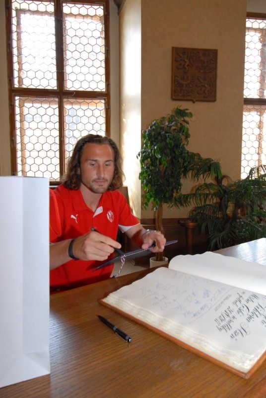 „Doufám, že jsme jako parta neskončili, že příští sezona bude taky tak úspěšná, aby lidi mohli chodit na nový stadion a bavit se, myslím tím radostí nad našimi výsledky,“ uvedl při slavnostním setkání se členy rady města kapitán týmu Pavel Horváth.

Setkání se uskutečnilo v obřadní síni plzeňské radnice v pátek 27. května. Primátor Martin Baxa při něm poděkoval společně s ostatními členy rady fotbalovému a realizačnímu týmu za úspěšnou reprezentaci a získání titulu Mistr ČR 2010/2011 v nejvyšší domácí fotbalové lize.

Fotbalisté obdrželi pamětní list a dar, podepsali se také do knihy významných událostí města.