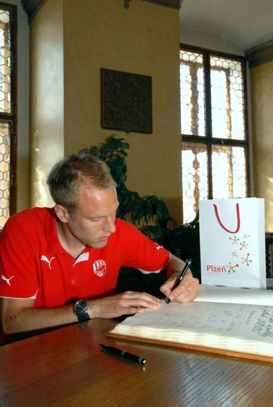 „Doufám, že jsme jako parta neskončili, že příští sezona bude taky tak úspěšná, aby lidi mohli chodit na nový stadion a bavit se, myslím tím radostí nad našimi výsledky,“ uvedl při slavnostním setkání se členy rady města kapitán týmu Pavel Horváth.

Setkání se uskutečnilo v obřadní síni plzeňské radnice v pátek 27. května. Primátor Martin Baxa při něm poděkoval společně s ostatními členy rady fotbalovému a realizačnímu týmu za úspěšnou reprezentaci a získání titulu Mistr ČR 2010/2011 v nejvyšší domácí fotbalové lize.

Fotbalisté obdrželi pamětní list a dar, podepsali se také do knihy významných událostí města.
