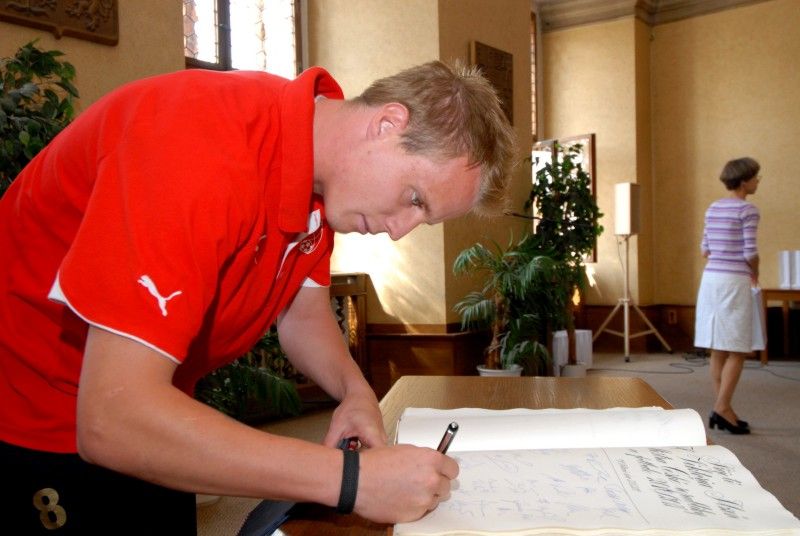 „Doufám, že jsme jako parta neskončili, že příští sezona bude taky tak úspěšná, aby lidi mohli chodit na nový stadion a bavit se, myslím tím radostí nad našimi výsledky,“ uvedl při slavnostním setkání se členy rady města kapitán týmu Pavel Horváth.

Setkání se uskutečnilo v obřadní síni plzeňské radnice v pátek 27. května. Primátor Martin Baxa při něm poděkoval společně s ostatními členy rady fotbalovému a realizačnímu týmu za úspěšnou reprezentaci a získání titulu Mistr ČR 2010/2011 v nejvyšší domácí fotbalové lize.

Fotbalisté obdrželi pamětní list a dar, podepsali se také do knihy významných událostí města.