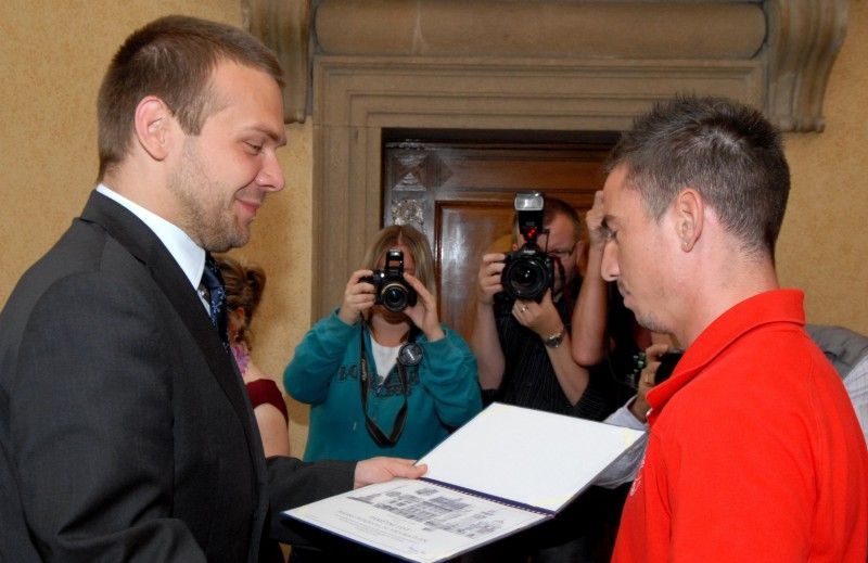 „Doufám, že jsme jako parta neskončili, že příští sezona bude taky tak úspěšná, aby lidi mohli chodit na nový stadion a bavit se, myslím tím radostí nad našimi výsledky,“ uvedl při slavnostním setkání se členy rady města kapitán týmu Pavel Horváth.

Setkání se uskutečnilo v obřadní síni plzeňské radnice v pátek 27. května. Primátor Martin Baxa při něm poděkoval společně s ostatními členy rady fotbalovému a realizačnímu týmu za úspěšnou reprezentaci a získání titulu Mistr ČR 2010/2011 v nejvyšší domácí fotbalové lize.

Fotbalisté obdrželi pamětní list a dar, podepsali se také do knihy významných událostí města.