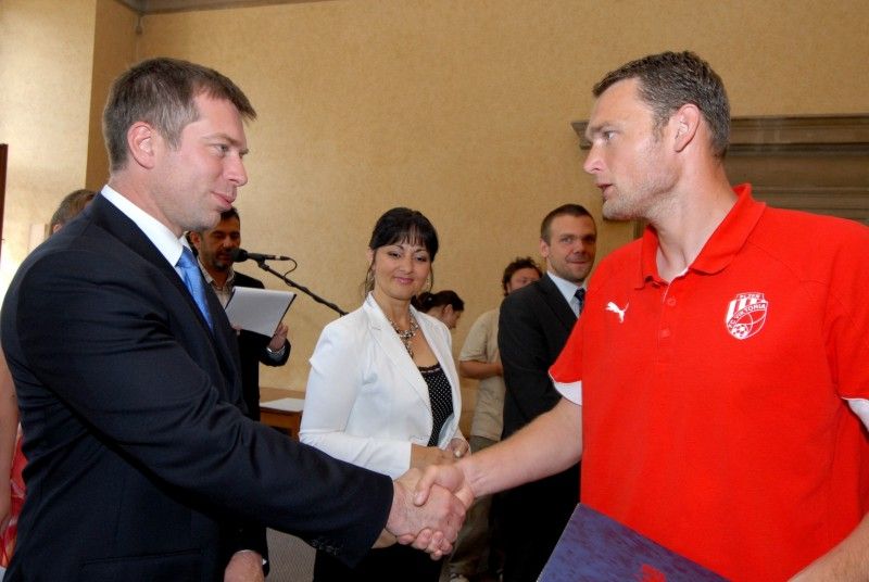 „Doufám, že jsme jako parta neskončili, že příští sezona bude taky tak úspěšná, aby lidi mohli chodit na nový stadion a bavit se, myslím tím radostí nad našimi výsledky,“ uvedl při slavnostním setkání se členy rady města kapitán týmu Pavel Horváth.

Setkání se uskutečnilo v obřadní síni plzeňské radnice v pátek 27. května. Primátor Martin Baxa při něm poděkoval společně s ostatními členy rady fotbalovému a realizačnímu týmu za úspěšnou reprezentaci a získání titulu Mistr ČR 2010/2011 v nejvyšší domácí fotbalové lize.

Fotbalisté obdrželi pamětní list a dar, podepsali se také do knihy významných událostí města.