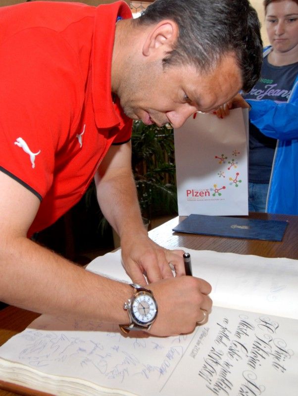 „Doufám, že jsme jako parta neskončili, že příští sezona bude taky tak úspěšná, aby lidi mohli chodit na nový stadion a bavit se, myslím tím radostí nad našimi výsledky,“ uvedl při slavnostním setkání se členy rady města kapitán týmu Pavel Horváth.

Setkání se uskutečnilo v obřadní síni plzeňské radnice v pátek 27. května. Primátor Martin Baxa při něm poděkoval společně s ostatními členy rady fotbalovému a realizačnímu týmu za úspěšnou reprezentaci a získání titulu Mistr ČR 2010/2011 v nejvyšší domácí fotbalové lize.

Fotbalisté obdrželi pamětní list a dar, podepsali se také do knihy významných událostí města.