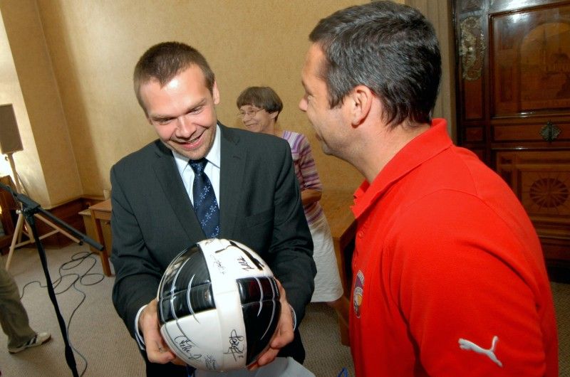 „Doufám, že jsme jako parta neskončili, že příští sezona bude taky tak úspěšná, aby lidi mohli chodit na nový stadion a bavit se, myslím tím radostí nad našimi výsledky,“ uvedl při slavnostním setkání se členy rady města kapitán týmu Pavel Horváth.

Setkání se uskutečnilo v obřadní síni plzeňské radnice v pátek 27. května. Primátor Martin Baxa při něm poděkoval společně s ostatními členy rady fotbalovému a realizačnímu týmu za úspěšnou reprezentaci a získání titulu Mistr ČR 2010/2011 v nejvyšší domácí fotbalové lize.

Fotbalisté obdrželi pamětní list a dar, podepsali se také do knihy významných událostí města.