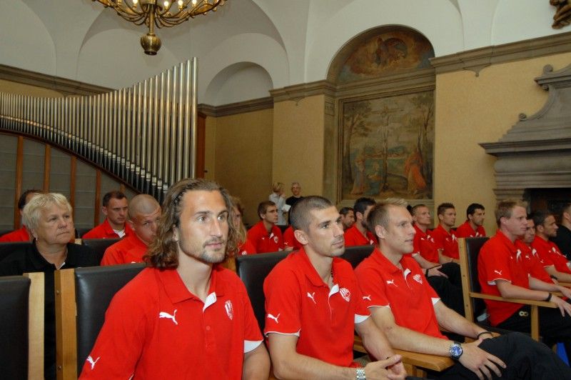 „Doufám, že jsme jako parta neskončili, že příští sezona bude taky tak úspěšná, aby lidi mohli chodit na nový stadion a bavit se, myslím tím radostí nad našimi výsledky,“ uvedl při slavnostním setkání se členy rady města kapitán týmu Pavel Horváth.

Setkání se uskutečnilo v obřadní síni plzeňské radnice v pátek 27. května. Primátor Martin Baxa při něm poděkoval společně s ostatními členy rady fotbalovému a realizačnímu týmu za úspěšnou reprezentaci a získání titulu Mistr ČR 2010/2011 v nejvyšší domácí fotbalové lize.

Fotbalisté obdrželi pamětní list a dar, podepsali se také do knihy významných událostí města.