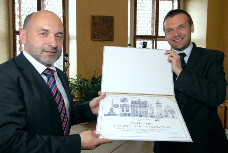 „Doufám, že jsme jako parta neskončili, že příští sezona bude taky tak úspěšná, aby lidi mohli chodit na nový stadion a bavit se, myslím tím radostí nad našimi výsledky,“ uvedl při slavnostním setkání se členy rady města kapitán týmu Pavel Horváth.

Setkání se uskutečnilo v obřadní síni plzeňské radnice v pátek 27. května. Primátor Martin Baxa při něm poděkoval společně s ostatními členy rady fotbalovému a realizačnímu týmu za úspěšnou reprezentaci a získání titulu Mistr ČR 2010/2011 v nejvyšší domácí fotbalové lize.

Fotbalisté obdrželi pamětní list a dar, podepsali se také do knihy významných událostí města.