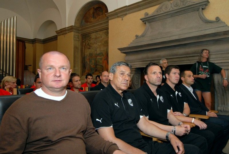 „Doufám, že jsme jako parta neskončili, že příští sezona bude taky tak úspěšná, aby lidi mohli chodit na nový stadion a bavit se, myslím tím radostí nad našimi výsledky,“ uvedl při slavnostním setkání se členy rady města kapitán týmu Pavel Horváth.

Setkání se uskutečnilo v obřadní síni plzeňské radnice v pátek 27. května. Primátor Martin Baxa při něm poděkoval společně s ostatními členy rady fotbalovému a realizačnímu týmu za úspěšnou reprezentaci a získání titulu Mistr ČR 2010/2011 v nejvyšší domácí fotbalové lize.

Fotbalisté obdrželi pamětní list a dar, podepsali se také do knihy významných událostí města.