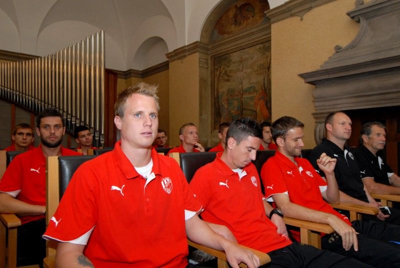 „Doufám, že jsme jako parta neskončili, že příští sezona bude taky tak úspěšná, aby lidi mohli chodit na nový stadion a bavit se, myslím tím radostí nad našimi výsledky,“ uvedl při slavnostním setkání se členy rady města kapitán týmu Pavel Horváth.

Setkání se uskutečnilo v obřadní síni plzeňské radnice v pátek 27. května. Primátor Martin Baxa při něm poděkoval společně s ostatními členy rady fotbalovému a realizačnímu týmu za úspěšnou reprezentaci a získání titulu Mistr ČR 2010/2011 v nejvyšší domácí fotbalové lize.

Fotbalisté obdrželi pamětní list a dar, podepsali se také do knihy významných událostí města.