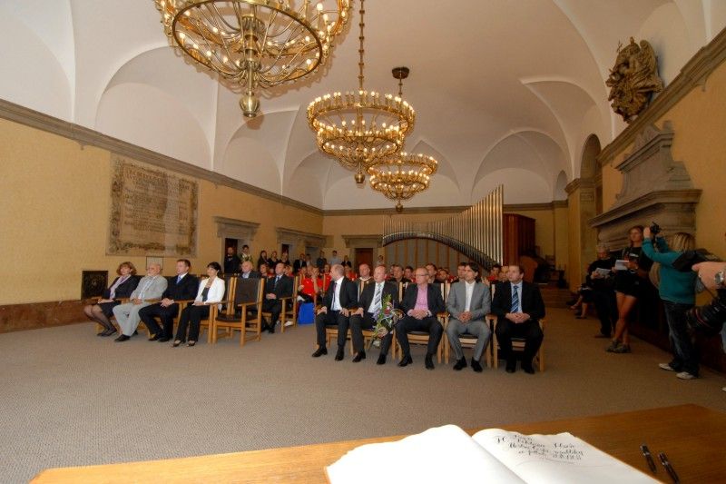 „Doufám, že jsme jako parta neskončili, že příští sezona bude taky tak úspěšná, aby lidi mohli chodit na nový stadion a bavit se, myslím tím radostí nad našimi výsledky,“ uvedl při slavnostním setkání se členy rady města kapitán týmu Pavel Horváth.

Setkání se uskutečnilo v obřadní síni plzeňské radnice v pátek 27. května. Primátor Martin Baxa při něm poděkoval společně s ostatními členy rady fotbalovému a realizačnímu týmu za úspěšnou reprezentaci a získání titulu Mistr ČR 2010/2011 v nejvyšší domácí fotbalové lize.

Fotbalisté obdrželi pamětní list a dar, podepsali se také do knihy významných událostí města.