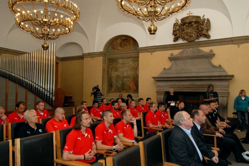 „Doufám, že jsme jako parta neskončili, že příští sezona bude taky tak úspěšná, aby lidi mohli chodit na nový stadion a bavit se, myslím tím radostí nad našimi výsledky,“ uvedl při slavnostním setkání se členy rady města kapitán týmu Pavel Horváth.

Setkání se uskutečnilo v obřadní síni plzeňské radnice v pátek 27. května. Primátor Martin Baxa při něm poděkoval společně s ostatními členy rady fotbalovému a realizačnímu týmu za úspěšnou reprezentaci a získání titulu Mistr ČR 2010/2011 v nejvyšší domácí fotbalové lize.

Fotbalisté obdrželi pamětní list a dar, podepsali se také do knihy významných událostí města.