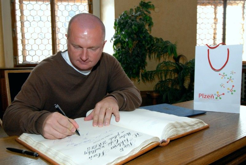 „Doufám, že jsme jako parta neskončili, že příští sezona bude taky tak úspěšná, aby lidi mohli chodit na nový stadion a bavit se, myslím tím radostí nad našimi výsledky,“ uvedl při slavnostním setkání se členy rady města kapitán týmu Pavel Horváth.

Setkání se uskutečnilo v obřadní síni plzeňské radnice v pátek 27. května. Primátor Martin Baxa při něm poděkoval společně s ostatními členy rady fotbalovému a realizačnímu týmu za úspěšnou reprezentaci a získání titulu Mistr ČR 2010/2011 v nejvyšší domácí fotbalové lize.

Fotbalisté obdrželi pamětní list a dar, podepsali se také do knihy významných událostí města.