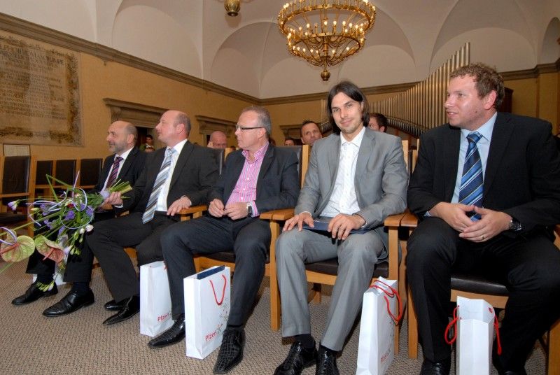 „Doufám, že jsme jako parta neskončili, že příští sezona bude taky tak úspěšná, aby lidi mohli chodit na nový stadion a bavit se, myslím tím radostí nad našimi výsledky,“ uvedl při slavnostním setkání se členy rady města kapitán týmu Pavel Horváth.

Setkání se uskutečnilo v obřadní síni plzeňské radnice v pátek 27. května. Primátor Martin Baxa při něm poděkoval společně s ostatními členy rady fotbalovému a realizačnímu týmu za úspěšnou reprezentaci a získání titulu Mistr ČR 2010/2011 v nejvyšší domácí fotbalové lize.

Fotbalisté obdrželi pamětní list a dar, podepsali se také do knihy významných událostí města.