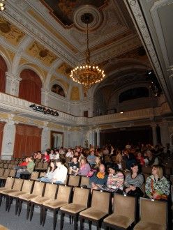 Hlediště Velkého sálu Měšťanské besedy (film Kozí příběh)