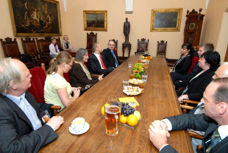 Cenu 1. června převzala na slavnostním zasedání Zastupitelstva města Plzně v obřadní síni plzeňské radnice Dana Němcová.

Po převzetí ceny, jejíž součástí je kromě pamětního listu také symbol Dne prvního zvonění z dílny uměleckého kováře Bohuslava Ježdíka a originál uměleckého díla nazvaného Meditace od českého kreslíře a grafika Jiřího Kornatovského, poděkovala Dana Němcová především mladým lidem, kteří ji na cenu navrhli. Ocenila, že si všímají takových hodnot, které ona v životě vyznávala. „Vrcholem důstojnosti je svoboda a život v pravdě a o to musíme usilovat všichni, i sami za sebe,“ řekla Dana Němcová.

Primátor Martin Baxa ve svém slavnostním projevu mj. uvedl: „Spisovatel Orwell byl skutečně vizionář, ukázalo se i u nás, že režim, který byl tak podobný Orwellově představě a jevil se jako neotřesitelný a věčný, se nakonec rozpadl v prach. Život jej zdolal.

Vážená paní Němcová, myslím si, že jste jednou z těch, kteří tu naději v sobě neustále nesou a jsou chvíle, kdy Vás potřebujeme slyšet i dne