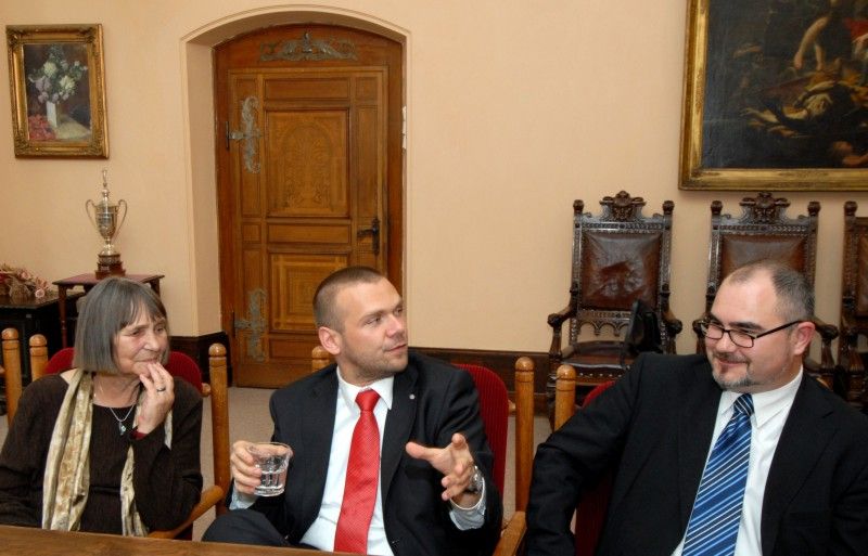 Cenu 1. června převzala na slavnostním zasedání Zastupitelstva města Plzně v obřadní síni plzeňské radnice Dana Němcová.

Po převzetí ceny, jejíž součástí je kromě pamětního listu také symbol Dne prvního zvonění z dílny uměleckého kováře Bohuslava Ježdíka a originál uměleckého díla nazvaného Meditace od českého kreslíře a grafika Jiřího Kornatovského, poděkovala Dana Němcová především mladým lidem, kteří ji na cenu navrhli. Ocenila, že si všímají takových hodnot, které ona v životě vyznávala. „Vrcholem důstojnosti je svoboda a život v pravdě a o to musíme usilovat všichni, i sami za sebe,“ řekla Dana Němcová.

Primátor Martin Baxa ve svém slavnostním projevu mj. uvedl: „Spisovatel Orwell byl skutečně vizionář, ukázalo se i u nás, že režim, který byl tak podobný Orwellově představě a jevil se jako neotřesitelný a věčný, se nakonec rozpadl v prach. Život jej zdolal.

Vážená paní Němcová, myslím si, že jste jednou z těch, kteří tu naději v sobě neustále nesou a jsou chvíle, kdy Vás potřebujeme slyšet i dne