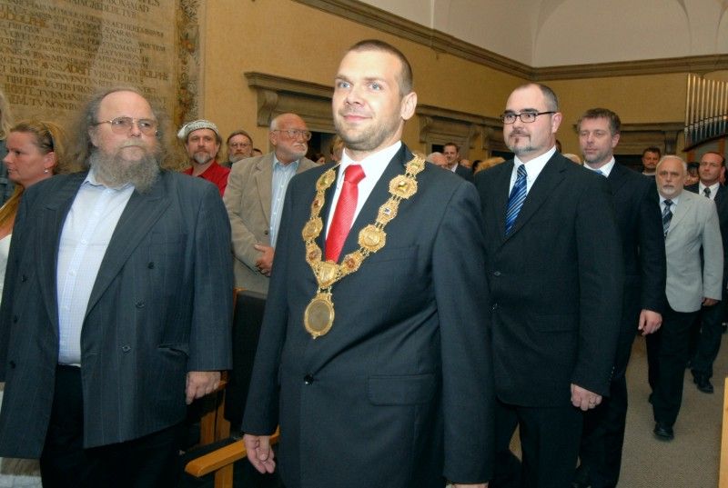 Cenu 1. června převzala na slavnostním zasedání Zastupitelstva města Plzně v obřadní síni plzeňské radnice Dana Němcová.

Po převzetí ceny, jejíž součástí je kromě pamětního listu také symbol Dne prvního zvonění z dílny uměleckého kováře Bohuslava Ježdíka a originál uměleckého díla nazvaného Meditace od českého kreslíře a grafika Jiřího Kornatovského, poděkovala Dana Němcová především mladým lidem, kteří ji na cenu navrhli. Ocenila, že si všímají takových hodnot, které ona v životě vyznávala. „Vrcholem důstojnosti je svoboda a život v pravdě a o to musíme usilovat všichni, i sami za sebe,“ řekla Dana Němcová.

Primátor Martin Baxa ve svém slavnostním projevu mj. uvedl: „Spisovatel Orwell byl skutečně vizionář, ukázalo se i u nás, že režim, který byl tak podobný Orwellově představě a jevil se jako neotřesitelný a věčný, se nakonec rozpadl v prach. Život jej zdolal.

Vážená paní Němcová, myslím si, že jste jednou z těch, kteří tu naději v sobě neustále nesou a jsou chvíle, kdy Vás potřebujeme slyšet i dne