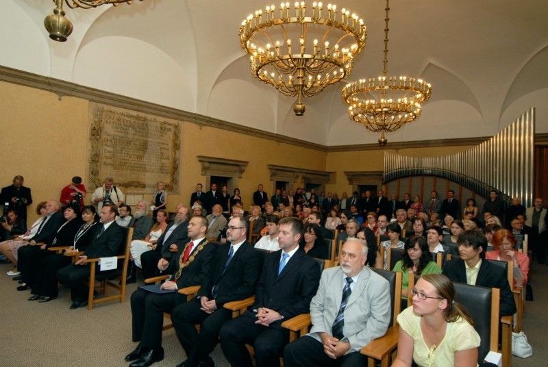 Cenu 1. června převzala na slavnostním zasedání Zastupitelstva města Plzně v obřadní síni plzeňské radnice Dana Němcová.

Po převzetí ceny, jejíž součástí je kromě pamětního listu také symbol Dne prvního zvonění z dílny uměleckého kováře Bohuslava Ježdíka a originál uměleckého díla nazvaného Meditace od českého kreslíře a grafika Jiřího Kornatovského, poděkovala Dana Němcová především mladým lidem, kteří ji na cenu navrhli. Ocenila, že si všímají takových hodnot, které ona v životě vyznávala. „Vrcholem důstojnosti je svoboda a život v pravdě a o to musíme usilovat všichni, i sami za sebe,“ řekla Dana Němcová.

Primátor Martin Baxa ve svém slavnostním projevu mj. uvedl: „Spisovatel Orwell byl skutečně vizionář, ukázalo se i u nás, že režim, který byl tak podobný Orwellově představě a jevil se jako neotřesitelný a věčný, se nakonec rozpadl v prach. Život jej zdolal.

Vážená paní Němcová, myslím si, že jste jednou z těch, kteří tu naději v sobě neustále nesou a jsou chvíle, kdy Vás potřebujeme slyšet i dne