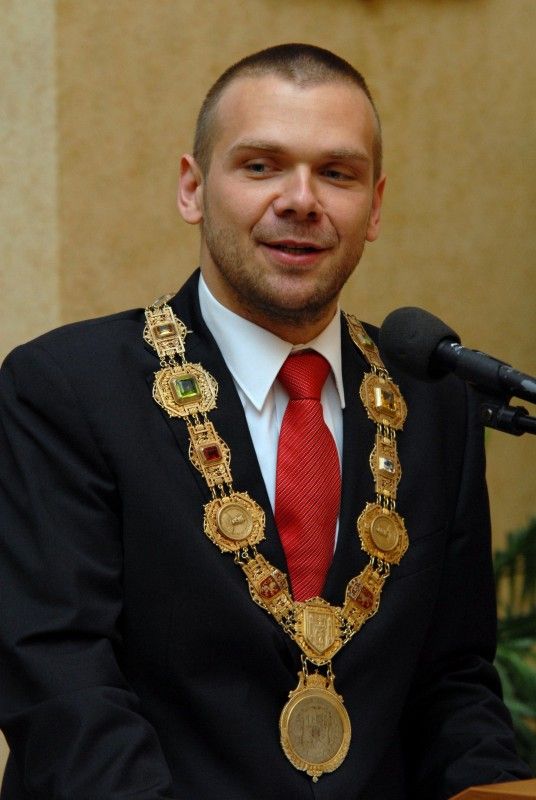 Cenu 1. června převzala na slavnostním zasedání Zastupitelstva města Plzně v obřadní síni plzeňské radnice Dana Němcová.

Po převzetí ceny, jejíž součástí je kromě pamětního listu také symbol Dne prvního zvonění z dílny uměleckého kováře Bohuslava Ježdíka a originál uměleckého díla nazvaného Meditace od českého kreslíře a grafika Jiřího Kornatovského, poděkovala Dana Němcová především mladým lidem, kteří ji na cenu navrhli. Ocenila, že si všímají takových hodnot, které ona v životě vyznávala. „Vrcholem důstojnosti je svoboda a život v pravdě a o to musíme usilovat všichni, i sami za sebe,“ řekla Dana Němcová.

Primátor Martin Baxa ve svém slavnostním projevu mj. uvedl: „Spisovatel Orwell byl skutečně vizionář, ukázalo se i u nás, že režim, který byl tak podobný Orwellově představě a jevil se jako neotřesitelný a věčný, se nakonec rozpadl v prach. Život jej zdolal.

Vážená paní Němcová, myslím si, že jste jednou z těch, kteří tu naději v sobě neustále nesou a jsou chvíle, kdy Vás potřebujeme slyšet i dne