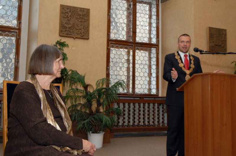 Cenu 1. června převzala na slavnostním zasedání Zastupitelstva města Plzně v obřadní síni plzeňské radnice Dana Němcová.

Po převzetí ceny, jejíž součástí je kromě pamětního listu také symbol Dne prvního zvonění z dílny uměleckého kováře Bohuslava Ježdíka a originál uměleckého díla nazvaného Meditace od českého kreslíře a grafika Jiřího Kornatovského, poděkovala Dana Němcová především mladým lidem, kteří ji na cenu navrhli. Ocenila, že si všímají takových hodnot, které ona v životě vyznávala. „Vrcholem důstojnosti je svoboda a život v pravdě a o to musíme usilovat všichni, i sami za sebe,“ řekla Dana Němcová.

Primátor Martin Baxa ve svém slavnostním projevu mj. uvedl: „Spisovatel Orwell byl skutečně vizionář, ukázalo se i u nás, že režim, který byl tak podobný Orwellově představě a jevil se jako neotřesitelný a věčný, se nakonec rozpadl v prach. Život jej zdolal.

Vážená paní Němcová, myslím si, že jste jednou z těch, kteří tu naději v sobě neustále nesou a jsou chvíle, kdy Vás potřebujeme slyšet i dne