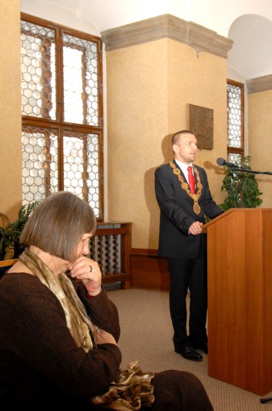 Cenu 1. června převzala na slavnostním zasedání Zastupitelstva města Plzně v obřadní síni plzeňské radnice Dana Němcová.

Po převzetí ceny, jejíž součástí je kromě pamětního listu také symbol Dne prvního zvonění z dílny uměleckého kováře Bohuslava Ježdíka a originál uměleckého díla nazvaného Meditace od českého kreslíře a grafika Jiřího Kornatovského, poděkovala Dana Němcová především mladým lidem, kteří ji na cenu navrhli. Ocenila, že si všímají takových hodnot, které ona v životě vyznávala. „Vrcholem důstojnosti je svoboda a život v pravdě a o to musíme usilovat všichni, i sami za sebe,“ řekla Dana Němcová.

Primátor Martin Baxa ve svém slavnostním projevu mj. uvedl: „Spisovatel Orwell byl skutečně vizionář, ukázalo se i u nás, že režim, který byl tak podobný Orwellově představě a jevil se jako neotřesitelný a věčný, se nakonec rozpadl v prach. Život jej zdolal.

Vážená paní Němcová, myslím si, že jste jednou z těch, kteří tu naději v sobě neustále nesou a jsou chvíle, kdy Vás potřebujeme slyšet i dne