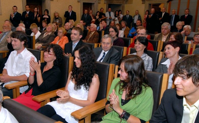 Cenu 1. června převzala na slavnostním zasedání Zastupitelstva města Plzně v obřadní síni plzeňské radnice Dana Němcová.

Po převzetí ceny, jejíž součástí je kromě pamětního listu také symbol Dne prvního zvonění z dílny uměleckého kováře Bohuslava Ježdíka a originál uměleckého díla nazvaného Meditace od českého kreslíře a grafika Jiřího Kornatovského, poděkovala Dana Němcová především mladým lidem, kteří ji na cenu navrhli. Ocenila, že si všímají takových hodnot, které ona v životě vyznávala. „Vrcholem důstojnosti je svoboda a život v pravdě a o to musíme usilovat všichni, i sami za sebe,“ řekla Dana Němcová.

Primátor Martin Baxa ve svém slavnostním projevu mj. uvedl: „Spisovatel Orwell byl skutečně vizionář, ukázalo se i u nás, že režim, který byl tak podobný Orwellově představě a jevil se jako neotřesitelný a věčný, se nakonec rozpadl v prach. Život jej zdolal.

Vážená paní Němcová, myslím si, že jste jednou z těch, kteří tu naději v sobě neustále nesou a jsou chvíle, kdy Vás potřebujeme slyšet i dne