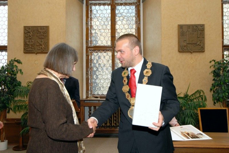 Cenu 1. června převzala na slavnostním zasedání Zastupitelstva města Plzně v obřadní síni plzeňské radnice Dana Němcová.

Po převzetí ceny, jejíž součástí je kromě pamětního listu také symbol Dne prvního zvonění z dílny uměleckého kováře Bohuslava Ježdíka a originál uměleckého díla nazvaného Meditace od českého kreslíře a grafika Jiřího Kornatovského, poděkovala Dana Němcová především mladým lidem, kteří ji na cenu navrhli. Ocenila, že si všímají takových hodnot, které ona v životě vyznávala. „Vrcholem důstojnosti je svoboda a život v pravdě a o to musíme usilovat všichni, i sami za sebe,“ řekla Dana Němcová.

Primátor Martin Baxa ve svém slavnostním projevu mj. uvedl: „Spisovatel Orwell byl skutečně vizionář, ukázalo se i u nás, že režim, který byl tak podobný Orwellově představě a jevil se jako neotřesitelný a věčný, se nakonec rozpadl v prach. Život jej zdolal.

Vážená paní Němcová, myslím si, že jste jednou z těch, kteří tu naději v sobě neustále nesou a jsou chvíle, kdy Vás potřebujeme slyšet i dne