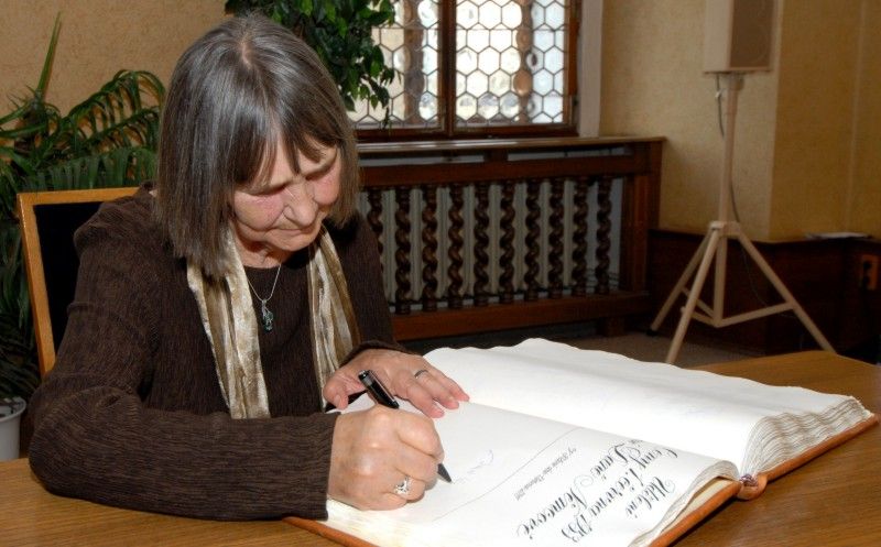 Cenu 1. června převzala na slavnostním zasedání Zastupitelstva města Plzně v obřadní síni plzeňské radnice Dana Němcová.

Po převzetí ceny, jejíž součástí je kromě pamětního listu také symbol Dne prvního zvonění z dílny uměleckého kováře Bohuslava Ježdíka a originál uměleckého díla nazvaného Meditace od českého kreslíře a grafika Jiřího Kornatovského, poděkovala Dana Němcová především mladým lidem, kteří ji na cenu navrhli. Ocenila, že si všímají takových hodnot, které ona v životě vyznávala. „Vrcholem důstojnosti je svoboda a život v pravdě a o to musíme usilovat všichni, i sami za sebe,“ řekla Dana Němcová.

Primátor Martin Baxa ve svém slavnostním projevu mj. uvedl: „Spisovatel Orwell byl skutečně vizionář, ukázalo se i u nás, že režim, který byl tak podobný Orwellově představě a jevil se jako neotřesitelný a věčný, se nakonec rozpadl v prach. Život jej zdolal.

Vážená paní Němcová, myslím si, že jste jednou z těch, kteří tu naději v sobě neustále nesou a jsou chvíle, kdy Vás potřebujeme slyšet i dne