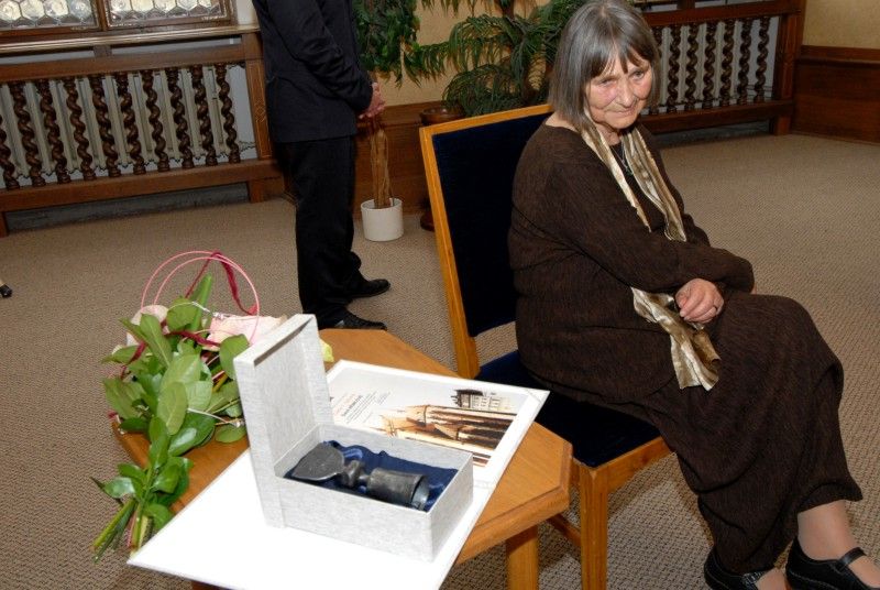 Cenu 1. června převzala na slavnostním zasedání Zastupitelstva města Plzně v obřadní síni plzeňské radnice Dana Němcová.

Po převzetí ceny, jejíž součástí je kromě pamětního listu také symbol Dne prvního zvonění z dílny uměleckého kováře Bohuslava Ježdíka a originál uměleckého díla nazvaného Meditace od českého kreslíře a grafika Jiřího Kornatovského, poděkovala Dana Němcová především mladým lidem, kteří ji na cenu navrhli. Ocenila, že si všímají takových hodnot, které ona v životě vyznávala. „Vrcholem důstojnosti je svoboda a život v pravdě a o to musíme usilovat všichni, i sami za sebe,“ řekla Dana Němcová.

Primátor Martin Baxa ve svém slavnostním projevu mj. uvedl: „Spisovatel Orwell byl skutečně vizionář, ukázalo se i u nás, že režim, který byl tak podobný Orwellově představě a jevil se jako neotřesitelný a věčný, se nakonec rozpadl v prach. Život jej zdolal.

Vážená paní Němcová, myslím si, že jste jednou z těch, kteří tu naději v sobě neustále nesou a jsou chvíle, kdy Vás potřebujeme slyšet i dne