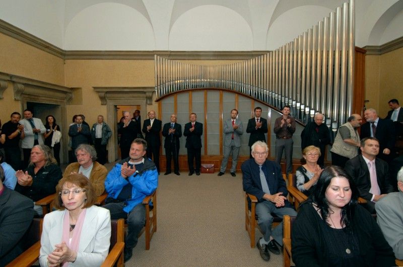 Cenu 1. června převzala na slavnostním zasedání Zastupitelstva města Plzně v obřadní síni plzeňské radnice Dana Němcová.

Po převzetí ceny, jejíž součástí je kromě pamětního listu také symbol Dne prvního zvonění z dílny uměleckého kováře Bohuslava Ježdíka a originál uměleckého díla nazvaného Meditace od českého kreslíře a grafika Jiřího Kornatovského, poděkovala Dana Němcová především mladým lidem, kteří ji na cenu navrhli. Ocenila, že si všímají takových hodnot, které ona v životě vyznávala. „Vrcholem důstojnosti je svoboda a život v pravdě a o to musíme usilovat všichni, i sami za sebe,“ řekla Dana Němcová.

Primátor Martin Baxa ve svém slavnostním projevu mj. uvedl: „Spisovatel Orwell byl skutečně vizionář, ukázalo se i u nás, že režim, který byl tak podobný Orwellově představě a jevil se jako neotřesitelný a věčný, se nakonec rozpadl v prach. Život jej zdolal.

Vážená paní Němcová, myslím si, že jste jednou z těch, kteří tu naději v sobě neustále nesou a jsou chvíle, kdy Vás potřebujeme slyšet i dne