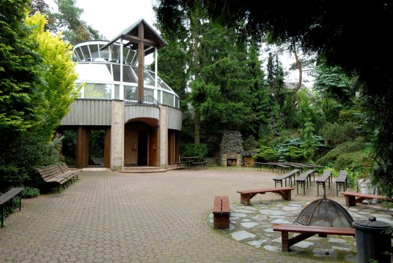 Meditační zahrada - Životní dílo politického vězně 50. let Luboše Hrušky. Za dobu 40 let vznikl ojedinělý areál se stovkami vzácných jehličnanů a s monumentální Křížovou cestou akademického sochaře R. Podrázského. Součástí zahrady kaple sv. M. Kolbeho.