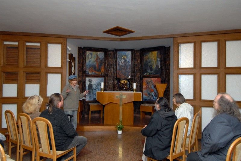 Meditační zahrada - Životní dílo politického vězně 50. let Luboše Hrušky. Za dobu 40 let vznikl ojedinělý areál se stovkami vzácných jehličnanů a s monumentální Křížovou cestou akademického sochaře R. Podrázského. Součástí zahrady kaple sv. M. Kolbeho.