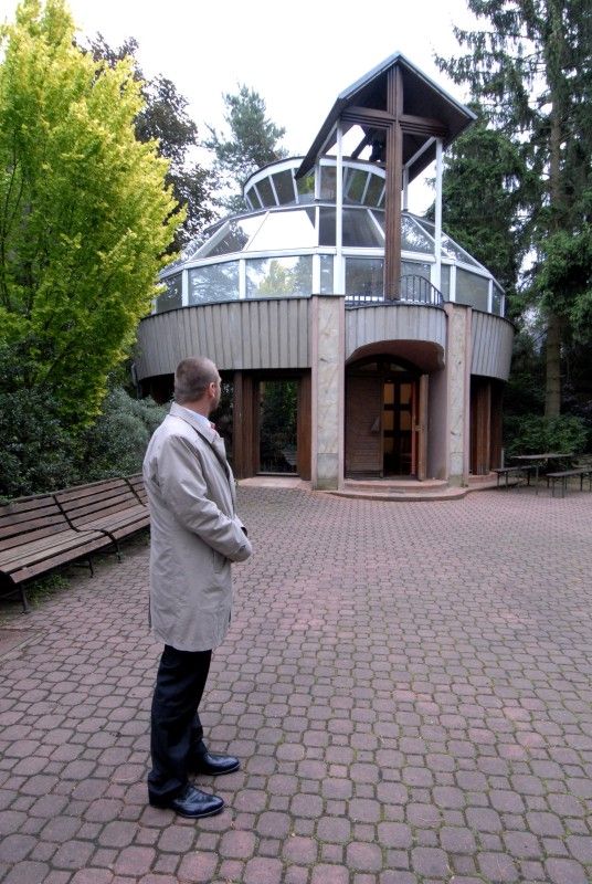 Meditační zahrada - Životní dílo politického vězně 50. let Luboše Hrušky. Za dobu 40 let vznikl ojedinělý areál se stovkami vzácných jehličnanů a s monumentální Křížovou cestou akademického sochaře R. Podrázského. Součástí zahrady kaple sv. M. Kolbeho.