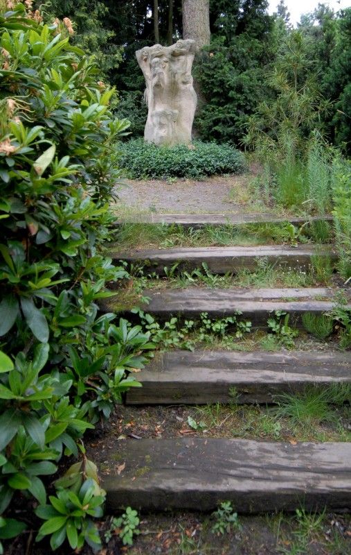 Meditační zahrada - Životní dílo politického vězně 50. let Luboše Hrušky. Za dobu 40 let vznikl ojedinělý areál se stovkami vzácných jehličnanů a s monumentální Křížovou cestou akademického sochaře R. Podrázského. Součástí zahrady kaple sv. M. Kolbeho.