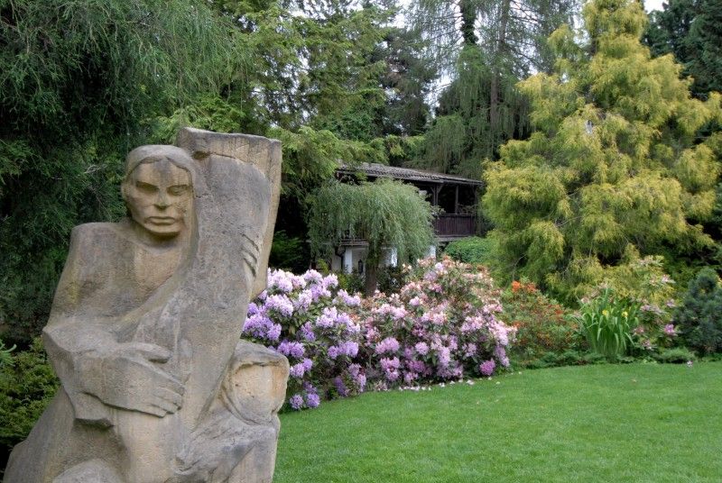 Meditační zahrada - Životní dílo politického vězně 50. let Luboše Hrušky. Za dobu 40 let vznikl ojedinělý areál se stovkami vzácných jehličnanů a s monumentální Křížovou cestou akademického sochaře R. Podrázského. Součástí zahrady kaple sv. M. Kolbeho.