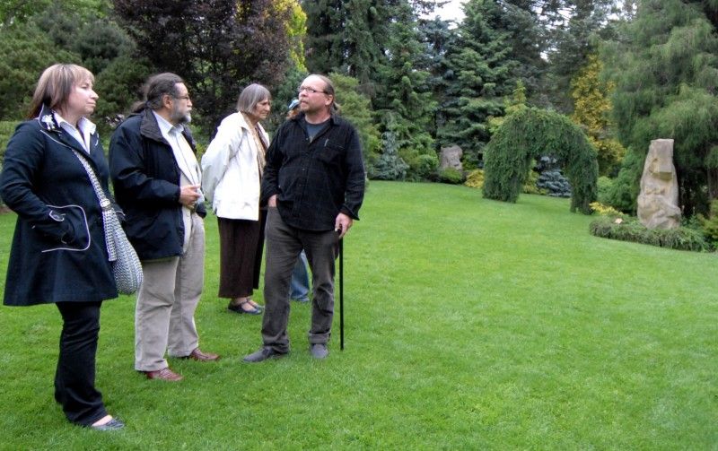Meditační zahrada - Životní dílo politického vězně 50. let Luboše Hrušky. Za dobu 40 let vznikl ojedinělý areál se stovkami vzácných jehličnanů a s monumentální Křížovou cestou akademického sochaře R. Podrázského. Součástí zahrady kaple sv. M. Kolbeho.