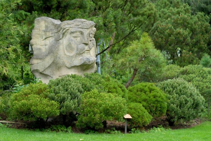 Meditační zahrada - Životní dílo politického vězně 50. let Luboše Hrušky. Za dobu 40 let vznikl ojedinělý areál se stovkami vzácných jehličnanů a s monumentální Křížovou cestou akademického sochaře R. Podrázského. Součástí zahrady kaple sv. M. Kolbeho.