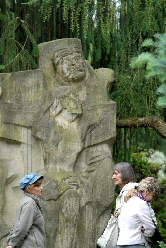 Meditační zahrada - Životní dílo politického vězně 50. let Luboše Hrušky. Za dobu 40 let vznikl ojedinělý areál se stovkami vzácných jehličnanů a s monumentální Křížovou cestou akademického sochaře R. Podrázského. Součástí zahrady kaple sv. M. Kolbeho.