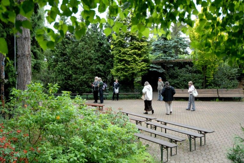 Meditační zahrada - Životní dílo politického vězně 50. let Luboše Hrušky. Za dobu 40 let vznikl ojedinělý areál se stovkami vzácných jehličnanů a s monumentální Křížovou cestou akademického sochaře R. Podrázského. Součástí zahrady kaple sv. M. Kolbeho.