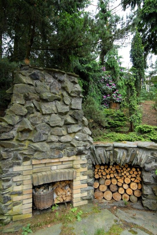 Meditační zahrada - Životní dílo politického vězně 50. let Luboše Hrušky. Za dobu 40 let vznikl ojedinělý areál se stovkami vzácných jehličnanů a s monumentální Křížovou cestou akademického sochaře R. Podrázského. Součástí zahrady kaple sv. M. Kolbeho.