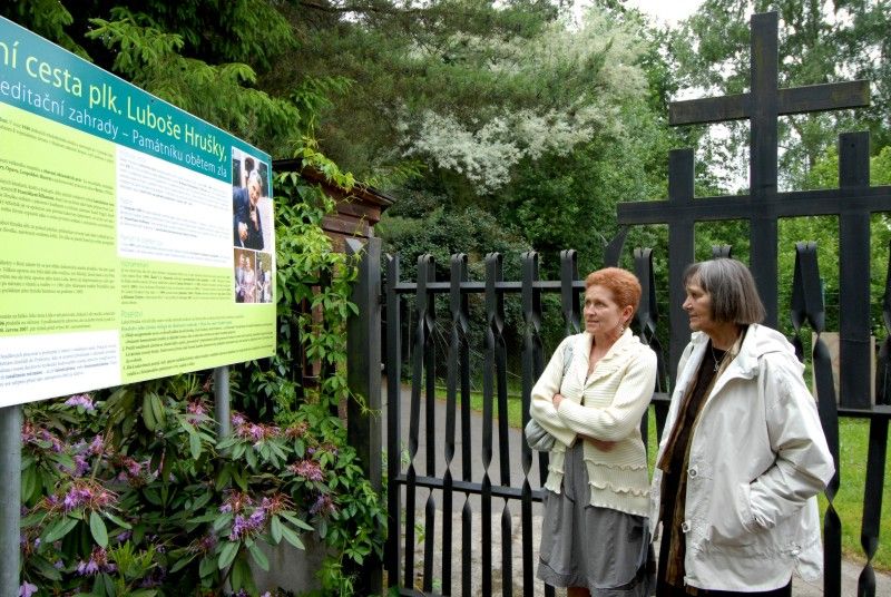 Meditační zahrada - Životní dílo politického vězně 50. let Luboše Hrušky. Za dobu 40 let vznikl ojedinělý areál se stovkami vzácných jehličnanů a s monumentální Křížovou cestou akademického sochaře R. Podrázského. Součástí zahrady kaple sv. M. Kolbeho.
