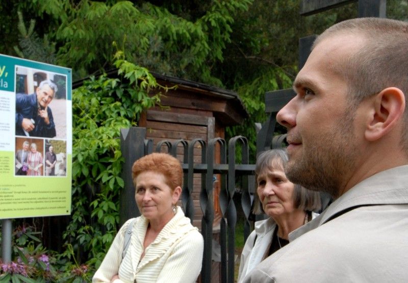 Meditační zahrada - Životní dílo politického vězně 50. let Luboše Hrušky. Za dobu 40 let vznikl ojedinělý areál se stovkami vzácných jehličnanů a s monumentální Křížovou cestou akademického sochaře R. Podrázského. Součástí zahrady kaple sv. M. Kolbeho.