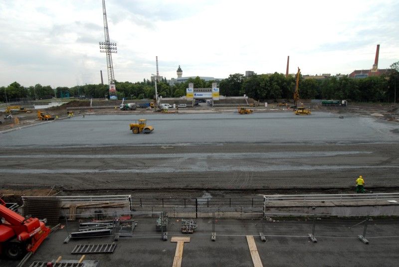 Pokračující práce při rekonstrukci fotbalového stadionu ve Štruncových sadech

Hrací plocha doznává posledních úprav před pokládáním vyhřívacího systému. Zdárně pokračují i zemní práce pro výstavbu tribun.