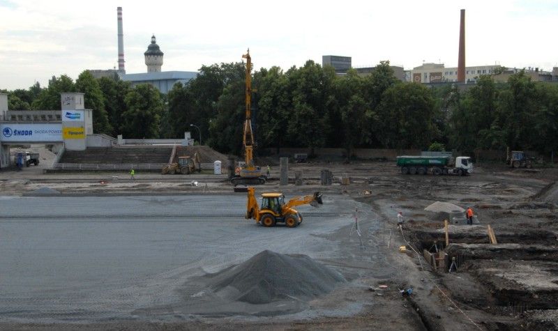 Pokračující práce při rekonstrukci fotbalového stadionu ve Štruncových sadech

Hrací plocha doznává posledních úprav před pokládáním vyhřívacího systému. Zdárně pokračují i zemní práce pro výstavbu tribun.