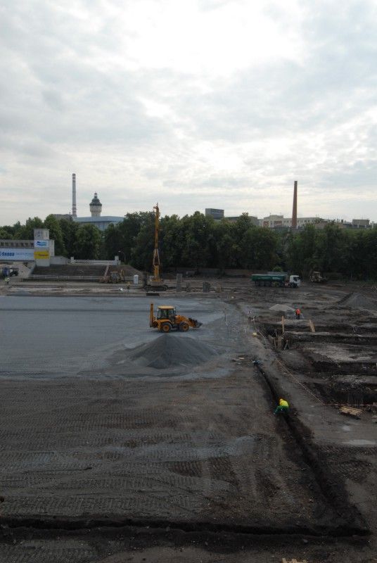 Pokračující práce při rekonstrukci fotbalového stadionu ve Štruncových sadech

Hrací plocha doznává posledních úprav před pokládáním vyhřívacího systému. Zdárně pokračují i zemní práce pro výstavbu tribun.