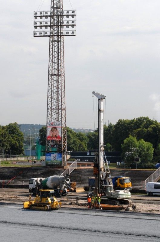 Pokračující práce při rekonstrukci fotbalového stadionu ve Štruncových sadech

Hrací plocha doznává posledních úprav před pokládáním vyhřívacího systému. Zdárně pokračují i zemní práce pro výstavbu tribun.