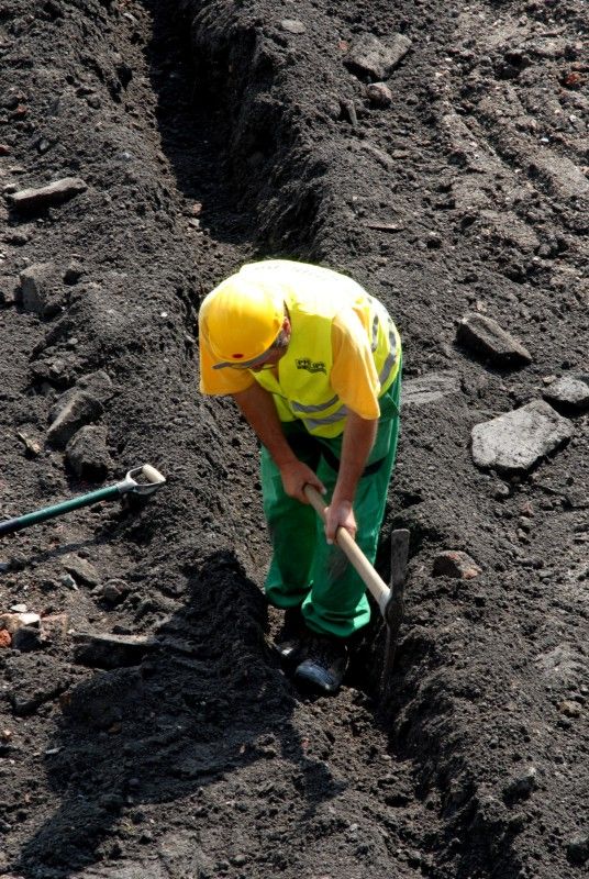 Pokračující práce při rekonstrukci fotbalového stadionu ve Štruncových sadech

Hrací plocha doznává posledních úprav před pokládáním vyhřívacího systému. Zdárně pokračují i zemní práce pro výstavbu tribun.